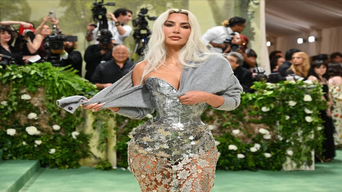 Kim Kardashian’dan albino timsah kostümü!